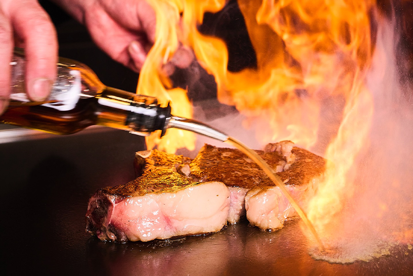Sensasi Mencicipi Steak Premium di Atas Teppan
